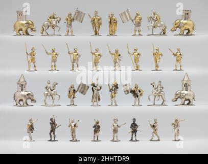 Schachfiguren (32) und Schachbrettmuster aus dem späten 18th. Jahrhundert, die Andreas Schluter, Danzig und dem Berliner Hof zugeschrieben wurden die Stücke und die Tafel, die sie mitbrachten, wurden wahrscheinlich 1778 von Friederich Donaleitis von Königsberg aus einem Prototyp aus dem 17. Jahrhundert gefertigt. Die Sockel sind mit Zahlen von 1 bis 32 auf der Unterseite fett eingraviert. Es wurde angenommen, dass das Set die Schlacht von Panormus (dem heutigen Palermo) darstellt, die 250 v. Chr. zwischen den Römern unter Metellus und den Karthigern unter Hasdrubal ausgetragen wurde, aber dies ist hypothetisch. Das Thema Römer und Barbaren war ein beliebtes Thema in Stockfoto