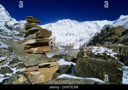 Steinhaufen mit Annapurna I im Hintergrund, aus der Sicht des Annapurna Base Camp, Annapurna Sanctuary, Nepal Stockfoto