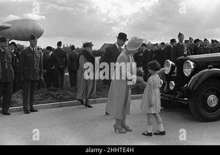 Königliche Party in Hook. Ballonfeuer mit dem König und der Königin und Premierminister Neville Chamberlain in Anwesenheit. April 1939 Stockfoto