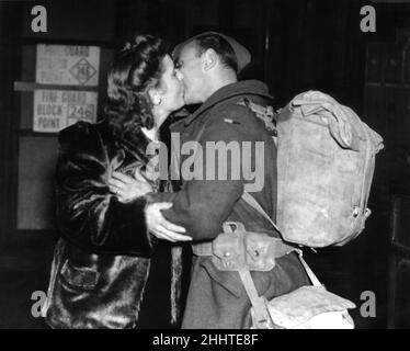 Mrs Wells von Leigh on Sea begrüßt ihren Mann mit einem Kuss am Bahnhof, nachdem er fast vier Jahre lang nicht gesehen hatte. Er ist im Weihnachtsurlaub vom Gottesdienst im Osten.2nd. Dezember 1944. Stockfoto