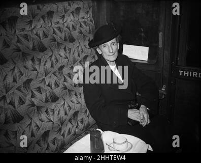 Bilderserien für Daily Herald zeigen den Flug nach Australien. 26th. Juni 1938A Passagier nimmt Tee auf der Zugfahrt von Paddington nach Southampton, wo sie an Bord eines Imperial Airways-Fluges nach Brisbane, Australien, gehen wird