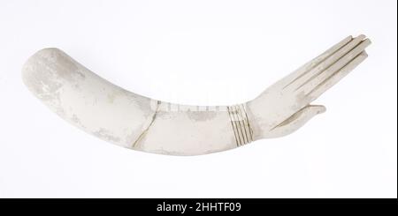 Klapper ca. 1900–1800 v. Chr. die Klatscherklapper des Mittleren Königreichs gehören zu den frühesten Schlaginstrumenten im alten Ägypten. Dieser Klapperklapper hat die Form eines Unterarms und einer Hand; ein Armband ziert das Handgelenk. Clappers wurden bei allen Aktivitäten mit Musik oder Gesang, wie Bankette, Beerdigungen Prozessionen, und Rituale verwendet.. Klapper ca. 1900–1800 V. CHR. Elfenbein. Reich Der Mitte. Aus Ägypten, Memphite-Region, Lisht North, Friedhof südlich des Grabes von Senwosret (758), Grube 555, Nordkammer, MMA-Ausgrabungen, 1907–08. Dynastie 12, Mitte bis spät Stockfoto