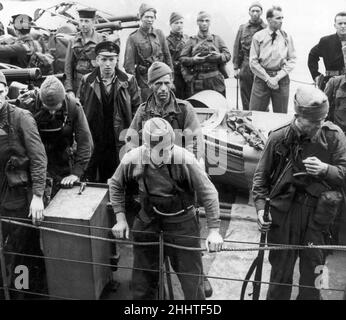 WW2 britische Truppen steigen aus, nachdem sie vom größten Tageslichtangriff der Vereinten Operationen auf Dieppe zurückgekehrt sind. Kanadische und britische Truppen des Sonderdienstes, eine Gruppe von US-Rangers und ein kleines Kontingent von kämpfenden Franzosen nahmen daran Teil. August 1942. Stockfoto