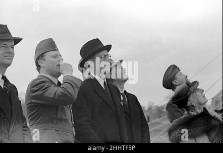 Königliche Party in Hook. Ballonfeuer mit dem König und Premierminister von Queenand, Neville Chamberlain, in Anwesenheit. Abgebildet ist der Botschafter der Vereinigten Staaten im Vereinigten Königreich Joseph P. Kennedy. April 1939 Stockfoto