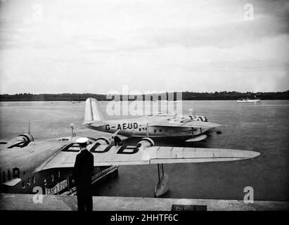 Bilderserien für Daily Herald zeigen den Flug nach Australien. 26th. Juni 1938Imperial Airways Shorts C-Klasse Empire-Flugboot G-AEUD Cordelia Taxis passiert G-AEUB Camilla zu Beginn ihres Fluges nach Singapur