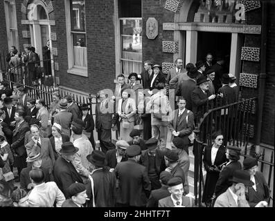 Am 3rd. September 1939 versammelten sich große Menschenmengen vor der französischen Botschaft, als die Null-Stunde 11am näherte, was die Frist für das Ultimatum an Deutschland war. Premierminister Neville Chamberlain gab bekannt, dass Großbritannien Deutschland nach der Nazi-Invasion in Polen den Krieg erklärt habe. Stockfoto