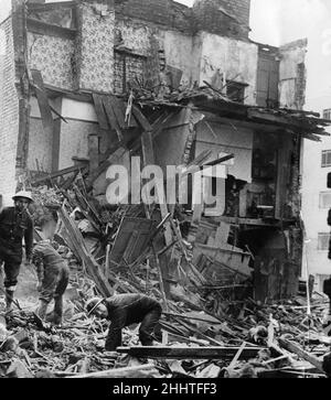 Air RAID Prescautions Arbeiter retten die Trümmer zweier Arbeiterhäuser, die bei einem kürzlichen Überfall bombardiert wurden, Sidney Place, Edge Hill, Liverpool, am Dienstag, dem 12th. November 1940. Stockfoto