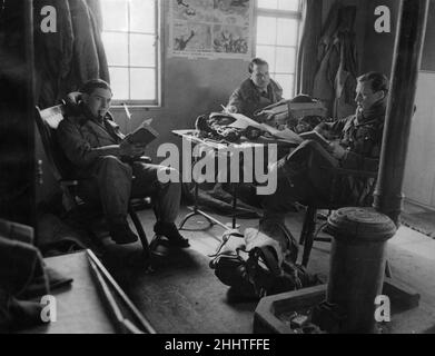 RAF Fighter Command-Piloten, die hier auf Standby auf einer nicht benannten RAF-Kampfbasis in Südengland gesehen wurden 31st. März 1941 Stockfoto