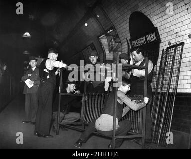 Zeichen der Zeit, Demontage von Kojen in Londons U-Bahn-Station Finsbury Park am Ende des Zweiten Weltkriegs. 13th. April 1945. Stockfoto