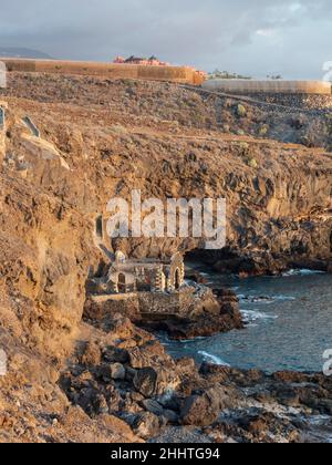 Von Playa San Juan, Teneriffa - alte Pumpstation für Süßwasser aus unterirdischen vulkanischen Quellen. Historische Ruine. Stockfoto