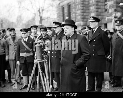 Der erste Lord der Admiralität Winston Churchill inspiziert die Matrosen der HMS Hardy während der Horse Guards Parade im Zentrum Londons während des Zweiten Weltkriegs.19th. April 1940. Stockfoto