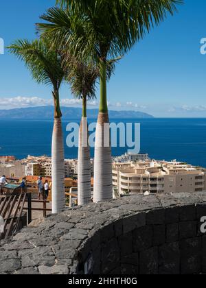 Puerto Santiago, Teneriffa - Blick vom Mirador Archipenque über die Stadt und Los Gigantes Entwicklung, Richtung La Gomera Stockfoto