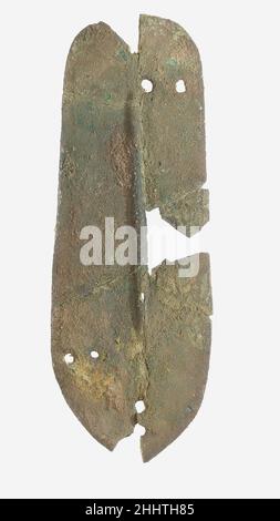Skala von Rüstung ca. 1390–1353 v. Chr. Neues Königreich Obwohl in Ägypten Bronze- und Eisenschuppen gefunden wurden, wurde dort wahrscheinlich keine Körperpanzerung – ein ausländischer Import – getragen. Zwei Rüstungssätze erscheinen in einer Präsentationsszene im Grab von Kenamun in Thebes, und im Grab von Tutanchamun wurde ein Cuirassof aus Lederschuppen gefunden. Die zehn Schuppen (11.215.452a-j) wurden aus dem Palast von Amenhotep III ausgegraben, aber ihre Position, eingebettet in eine Umfassungsmauer, erlaubt uns nicht zu spekulieren, wer sie getragen haben könnte. Die Waage wäre auf einem Leinen- oder Lederrücken genäht worden. Obwohl sie variieren, t Stockfoto