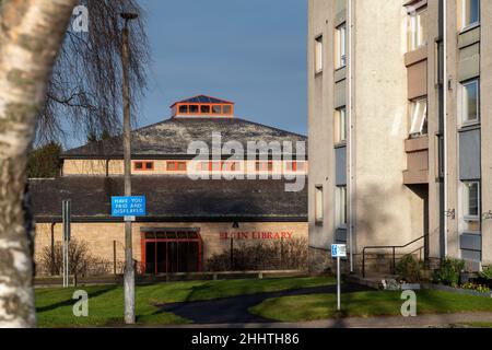 ELGIN, MORAY, SCHOTTLAND - 16. JANUAR 2022: Dies ist eine Ansicht der Rückseite des Bibliotheksgebäudes in Elgin, Moray, Schottland am 16. Januar 2022. Stockfoto