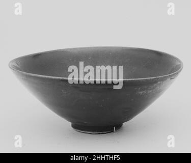 Bowl 11th–12th Jahrhundert China. Schüssel. China. 11th–12th Jahrhundert. Porzellan mit rötlich brauner Glasur (rote Ding-Ware). Nördliche Song-Dynastie (960–1127). Keramik Stockfoto