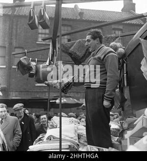 Flohmarkt in der Club Row, Bethnal Green, E1 London 1st. März 1955 Stockfoto