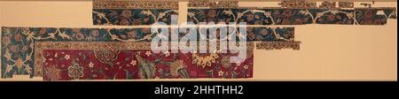 Fragmente eines Teppichs Mitte des 17th. Jahrhunderts der Stapel dieses Teppichs aus Pashmina-Wolle, die aus dem Unterwolle der Himalaya-Bergziege gewonnen wurde, ist auf einem Seidenfundament geknotet. Eine hohe Knotenzahl, die durch die Verwendung dieser luxuriösen Materialien erreicht wird, ermöglicht ein Design von scharf-detaillierten Verflechtungen von Blumen und Reben. Obwohl sich das Gesamtmuster der Arbeit auf das persische Teppichdesign bezieht, sind das rote Feld und das Vorhandensein von Lotusblumen an der Grenze unverkennbar indisch. Fragmente eines Teppichs 446640 Stockfoto