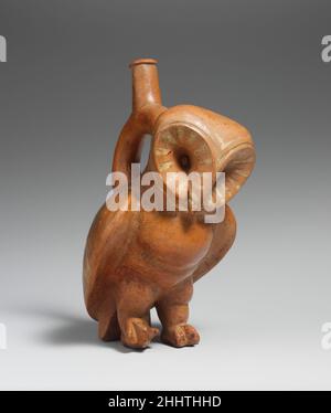 Eule Stirrup Auslauf Flasche 2nd–3rd Jahrhundert Moche Moche Keramiker vergaben naturalistische Details von Menschen, Tieren und Pflanzen mit großer anatomischer Präzision. Exakte Arten und sogar historische Individuen lassen sich in skulpturalen Bildern erkennen, die mit einem hohen Grad an Realismus dargestellt werden. In der Religion und Ikonographie der Moche gehören Falken, Adler, Kondore, Geier und Eulen zu den Raubvögeln. Naturalistische oder anthropomorphe Raubvögel führen eine Vielzahl von rituellen Aktivitäten durch, die mit ihrem natürlichen Verhalten in Verbindung stehen, wie Schlachten, Jagden und Opfern. Vielleicht, weil sie nachtaktiv sind, scheinen Eulen cl zu sein Stockfoto