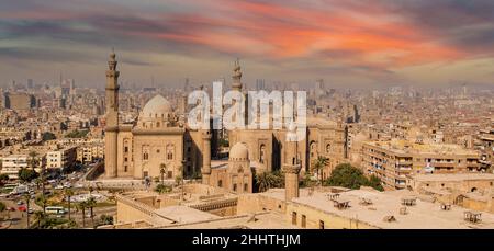 Panoramablick auf die Rifai und Sultan Hassan Moscheen in Kairo, Ägypten, aufgenommen von der Muhammad Ali Moschee Stockfoto