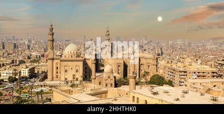 Panoramablick auf die Rifai und Sultan Hassan Moscheen in Kairo, Ägypten, aufgenommen von der Muhammad Ali Moschee Stockfoto