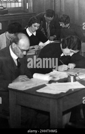 Lehrer in Jarrow schließen sich den Kriegsanstrengungen an, indem sie bei der Vorbereitung von Rationskarten helfen. Oktober 1939. Stockfoto