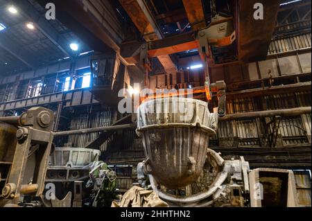 Spezielle metallurgische Schöpfkellen. Bechertransport mit einem Laufkran Stockfoto