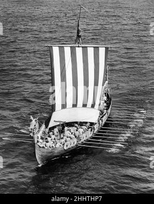 Ein nachahmtes Wikingerschiff mit 53 Dänen an Bord, das nach Broadstairs, Großbritannien, fährt, um an die dänischen Invasionen in AD 449 zu erinnern. 28th. Juli 1949. Stockfoto