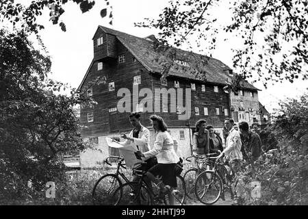 Der Youth Hostel Association hat die elisabethan Houghton Mill aus dem 16th. Jahrhundert am Fluss Ouse in der Nähe von St. Ives, Cambridgeshire, für 56 Hosteller eingerichtet. Sie zahlen 1/- pro Nacht und schlafen dort, wo die Graffsteine einmal den Mais gemahlen haben. Ein Teil der Mühle ist als Kochhaus ausgestattet und die Wanderer bringen Würstchen und andere Speisen mit und kochen für sich selbst. Mai 1945. Stockfoto