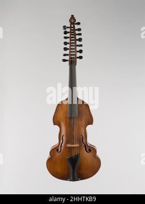 Viola d'Amore 1739 Deutsch die Viola d'amore oder Viola 'der Liebe' ist ein Streichinstrument, das im 18. Jahrhundert große Popularität erlangte. Ein Großteil seiner Geschichte, einschließlich der Ableitung seines Namens, ist unbekannt. Es hat viele Eigenschaften der Gambenfamilie wie einen flachen Rücken, Rippen, die mit der Oberseite und dem Rücken bündig sind, und eine Rosette zusätzlich zu den Schalllöchern. Doch wie eine Geige wird sie beim Spielen unfrettiert und unter dem Kinn gehalten. Viola d'amore haben in der Regel sieben Saiten, obwohl Instrumente mit anderen Saitenzahlen nicht ungewöhnlich sind. Vielleicht das unterscheidlichste Stockfoto