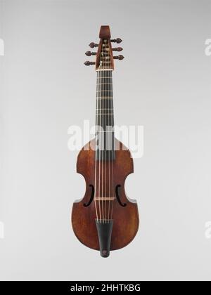 Treble Viol 1726 Jean Ouvrard Diese Treble Viol behält seinen ursprünglichen Hals, Griffbrett und Saitenhalter und ist ein seltenes Beispiel für ein professionelles Musikinstrument in unverändertem Zustand. Gamben waren die angesehensten Streichinstrumente der Spätrenaissance und erst im 18. Jahrhundert nach und nach von der Geigenfamilie verdrängt. Die Gamben sind mit flachen Rücken, schrägen Schultern und sechs oder sieben Saiten ausgestattet, die sie von Mitgliedern der Violinfamilie unterscheiden. Alle Gamben werden in aufrechter Position zwischen den Knien gespielt, oder da gamba ('am Bein'), und der Bogen wird in Palmenaufstand gehalten Stockfoto