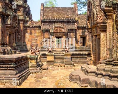 Innere Einschließung der 'Zitadelle der Frauen' - Banteay Srei, Kambodscha Stockfoto