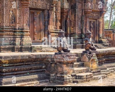 Schreine im Inneren der 'Zitadelle der Frauen' - Banteay Srei, Kambodscha Stockfoto