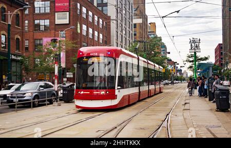 Toronto, Kanada - 06 09 2018: Eine neue TTC-Straßenbahn aus Bombardier-gefertigt auf der Spadina Avenue in Toronto. Toronto Transit Commission ist ein öffentlicher Nahverkehr Stockfoto