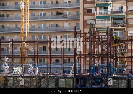 Barcelona, Spanien. 25th Januar 2022. Eine erste Reihe von Seecontainern, die den ersten Stock bilden, wird als Teil des neuen APROP-Unterkunftsgebäudes (temporäre Nachbarunterkünfte) in Glòries gesehen.der Stadtrat von Barcelona hat in Glòries mit dem zweiten Bau des APROP-Wohnungsbauprogramms (temporäre lokale Unterkünfte) begonnen. Gebaut mit 77 Seecontainern für Menschen und Familien in einer Situation der Verwundbarkeit. Kredit: SOPA Images Limited/Alamy Live Nachrichten Stockfoto