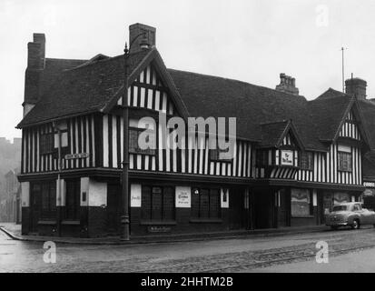 Der Old Crown Pub in Deritend ist das älteste erhaltene weltliche Gebäude in Birmingham, Mittwoch, den 5th. November 1952. Stockfoto