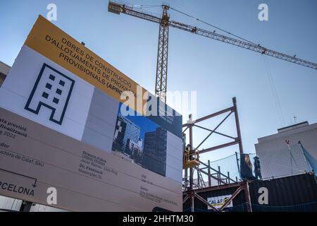 Barcelona, Spanien. 25th Januar 2022. Auf der Baustelle ist das Plakat für die Stadtentwicklung des neuen APROP-Wohngebäudes (temporäre Gemeinschaftsunterkunft) in Glòries zu sehen.die Stadtverwaltung von Barcelona hat in Glòries mit dem zweiten Bau des APROP-Wohnprogramms (temporäre lokale Unterkunft) begonnen. Gebaut mit 77 Seecontainern für Menschen und Familien in einer Situation der Verwundbarkeit. Kredit: SOPA Images Limited/Alamy Live Nachrichten Stockfoto