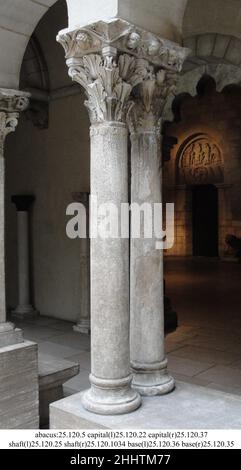 Column Base Ende des 12th. Jahrhunderts Französisch. Spaltenfuß. Französisch. Ende 12th. Jahrhundert. Stein. Skulptur-Architektur Stockfoto
