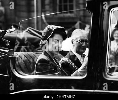 Prinzessin Elizabeth lächelt während ihres Besuchs in den West Midlands den Menschenmassen entlang der Route zu. Juni 1951. Stockfoto