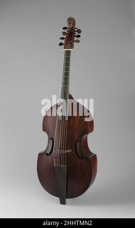 Seven String Bass Viol 1720 Nicolas Bertrand Französisch Diese Viol wurde Mitte des 18. Jahrhunderts von Frankreich nach Quebec City in Kanada gebracht. Es war in einem Internat für wohlhabende Mädchen, die zusammen mit anderen Instrumenten im Kloster des Hospital General laufen, vielleicht um einen Chor zu begleiten. Irgendwann, vielleicht 1759 während der Schlacht von Quebec, wurden alle Instrumente zusammen mit anderen Gegenständen hinter einer hastig konstruierten Wand im Kloster versteckt. Die Instrumente blieben dort bis zum 1830s, als Maurer sie entdeckten, als sie zur Reparatur ins Kloster gebracht wurden Stockfoto
