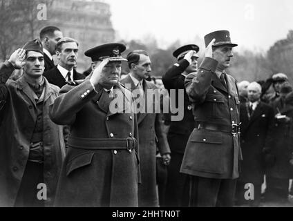 Der britische Premierminister Winston Churchill zu seinem Besuch in Paris, Frankreich im Zweiten Weltkrieg.Hier ist er mit General Charles de Gaulle bei der Parade zum französischen Waffenstillstandstag abgebildet. Der britische Außenminister Anthony Eden ist ebenfalls abgebildet. 11th. November 1944. Stockfoto