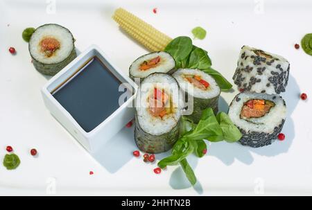 Sushi mit Sesam und Salat und Sauce Stockfoto