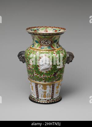 Century Vase 1877 Karl L. H. Müller Amerikaner der Bildhauer Karl Müller entwarf eine Reihe von Arbeiten für die Union Porzellan Works Ausstellung auf der Centennial Exhibition 1876 in Philadelphia. Zu seinen bemerkenswertesten gehörten zwei große Jahrhundertvasen, die jeweils mit einer Fülle historischer Szenen und neuartigen Kombinationen patriotischer Motive im Relief bedeckt waren. Diese Vase ist in Form und Reliefdekor identisch mit den Century Vasen, sie ist etwa zehn Zentimeter kleiner und eine von etwa zwölf bekannten in dieser Größe. Nordamerikanische Bisonköpfe dienen als Griffe; ein Profilporträt von George Washington verschönert jeden Stockfoto