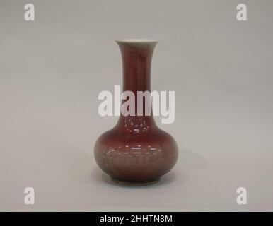 Flaschenporzellan. Flasche. China. Porzellan mit Ochsenblutglasur. Qing-Dynastie (1644–1911), Kangxi-Periode (1662–1722). Keramik Stockfoto