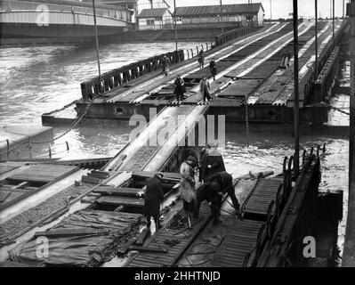 Fährhafen Seacombe. Die schwimmende Fahrbahn nach zwei Abschnitten wurde von einem Sturm weggerissen, wobei die dritten Abschnitte nur noch halten mussten, und fiel auf einen Ponton. Wirral, Merseyside, 30th. Dezember 1955. Stockfoto