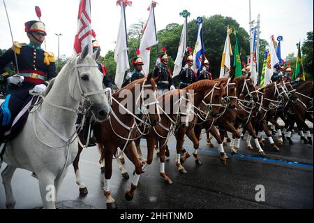 Militärparade am Unabhängigkeitstag. Brasilianische Streitkräfte historische Uniformtruppen marschieren auf Pferden auf der Straße Stockfoto