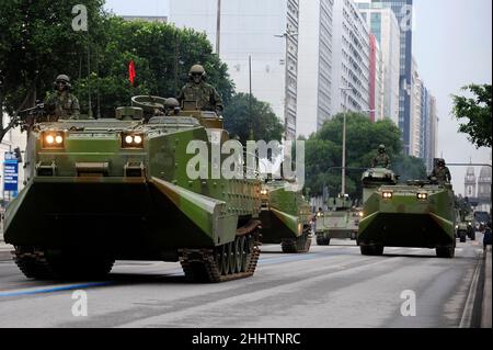 Militärparade am Unabhängigkeitstag. Brasilianische Streitkräfte Panzerfahrzeuge und Truppen marschieren auf der Straße Stockfoto