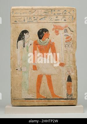 Stela von Dedu Ca. 2000–1952 v. Chr. Mittleres Königreich die zwei Zeilen der Inschrift an der Spitze dieser rechteckigen Stele deuten darauf hin, dass das Denkmal einem Mann namens Dedu, geboren aus Seni, und seiner Frau Sitsobek, geboren aus Nefret gehört. In der Mitte der großen Szene ist Dedu über die Grundlinie, die wie ein Wanddado in drei Farben gemalt ist, nach vorne geradelt zu sehen. Er hält einen langen Gehstock in der einen Hand und trägt einen kürzeren Stab mit einem umgedrehten Ende in der anderen. Sein tiefschwarzes Haar ist kurz, er trägt einen kleinen Spitzbart am Kinn, und er trägt einen reich verzierten breiten Kragen, Armbänder und einen kurzen Kilt mit Stockfoto