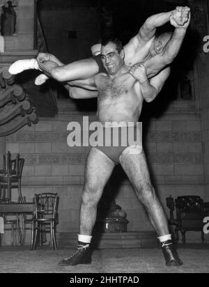 Primo Carnera, professioneller Wrestler, auch ehemaliger Profiboxer, abgebildet während der Trainingseinheit am 18th. Oktober 1951. Stockfoto