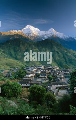 Dorf Ghandruk und Annapurna South Mountain, Annapurna Region, Nepal Stockfoto