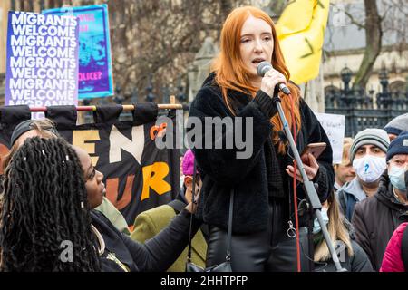 London, Großbritannien. 15th. Januar 2022. London tötet den Gesetzesprotest und den marsch, der vor der Anhörung des Oberhauses durch die letzte Lesung des Gesetzes über Polizei, Kriminalität, Verurteilung und Gerichte abgehalten wurde. Tausende besorgter Demonstranten marschierten durch Central London von Lincoln’s Inn Fields nach Westminster, um sich gegen das PCSC-Gesetz zu stellen. Patsy Stevenson spricht auf dem Parliament Square. Kredit: Stephen Bell/Alamy Stockfoto